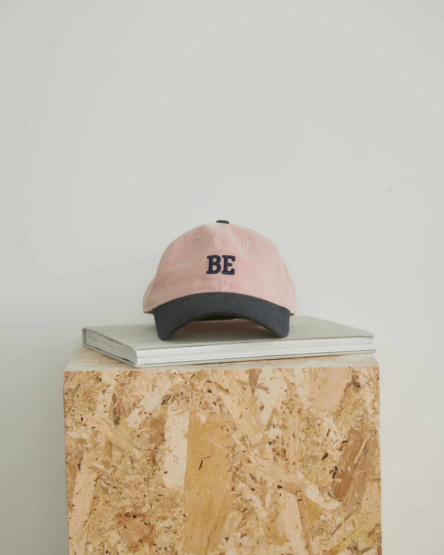 【BE】雙色 Logo 刺繡帽